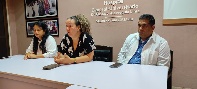 De izquierda a derecha: Dra. Dumeivy García Sánchez, nueva directora del Hospital General, Dra. Yagen María Pomares Pérez, Directora General de Salud Pública saliente en la provincia y el Dr. Pavel Noa Rodríguez, Director entrante del sector en el territorio. 