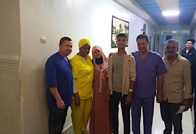 El Doctor Nelson Cuéllar Suárez (segundo de derecha a izquierda, con ropa violeta) junto a otros especialistas en Argel./ Foto: Cortesía del entrevistado