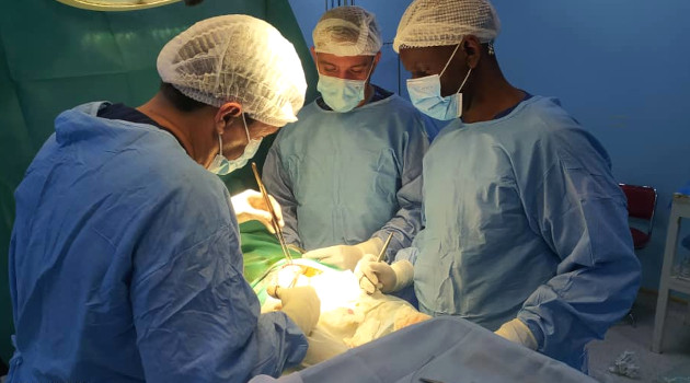 El urólogo Nelson Cuéllar Suárez (de espalda) realiza junto a su equipo médico intervención quirúrgica en Hospital Público argelino./ Foto: Cortesía del entrevistado