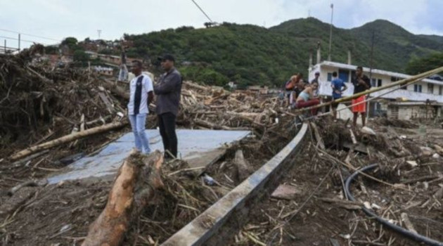 Las fuertes lluvias fueron las causantes de varios deslizamientos registrados en la carretera que comunica a las capitales de Chocó y Antioquia. | Foto: @DiazCanelB