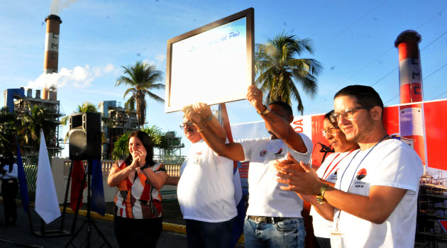 El colectivo de la “Carlos Manuel de Céspedes” recibió el reconocimiento a nombre del Comité Provincial del Partido Comunista de Cuba y del Gobierno en Cienfuegos./ Foto: Juan Carlos Dorado