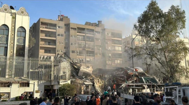 El personal de emergencia y de seguridad se reúne en el lugar de los ataques que afectaron a un edificio adyacente a la embajada iraní en Damasco, la capital de Siria, 1ro de abril de 2024.