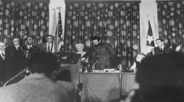 Fidel Castro durante la conferencia de prensa celebrada en el Statler Hilton de Nueva York, 21 de abril 1959. Foto: Alberto Korda / Sitio Fidel Soldado de las Ideas