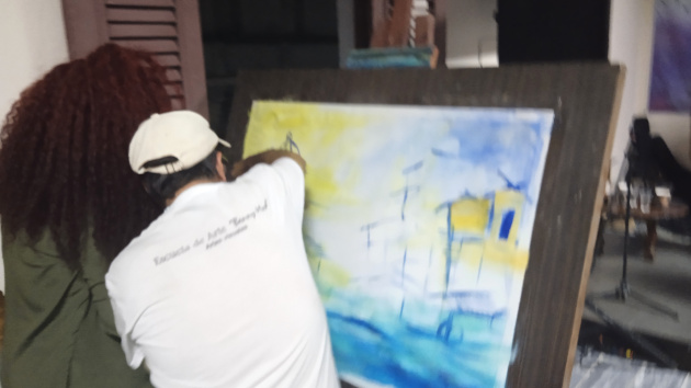 El artista visual José (Pepe) Saborido pintó sobre lienzo su obra al cierre del festival. / Foto: del autor 