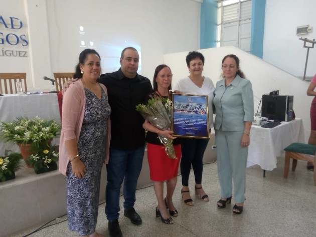 Merecido reconocimiento a Bárbara Roque Sánchez quien concluye sus funciones como secretaria de la AMPP./ Foto: Tay Toscano 