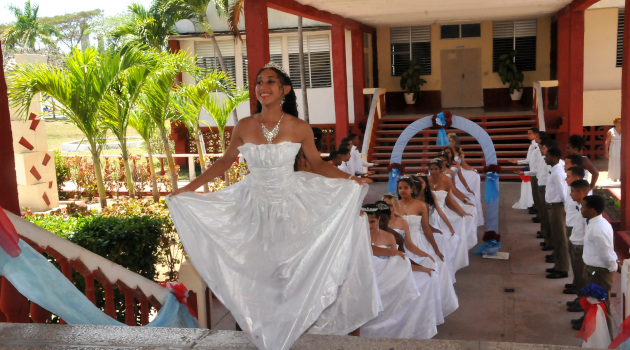 El tradicional vals fue danzado por 30 parejas compuestas por camilitas y camilitos quinceañeros./ Foto: Juan Carlos Dorado.