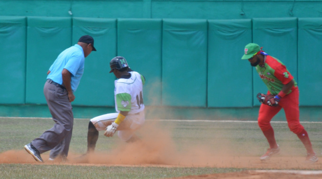 Quinto partido entre elefantes y leñadores en la Serie Nacional de Béisbol 63./ Foto: Gretel Yanet periodista de Radio Victoria en Las Tunas.