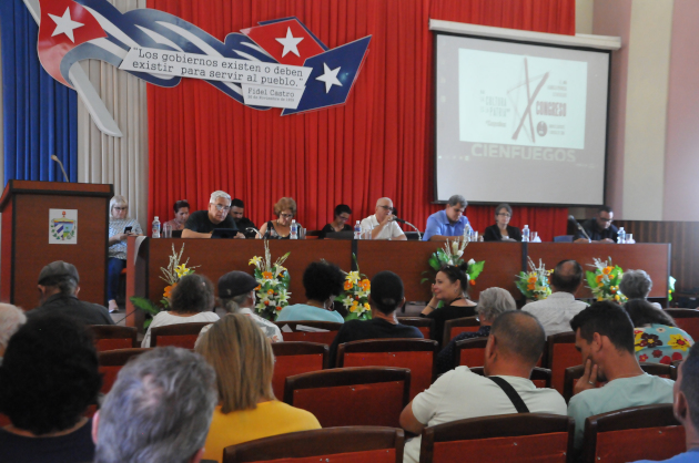 La Asamblea de Balance de la Uneac en Cienfuegos contó con la presencia de autoridades políticas y gubernamentales de la provincia. / Foto: Juan Carlos Dorado