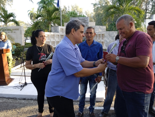 Se les entregó el carné del Partido Comunista de Cuba a nuevos militantes que ingresan a sus filas./ Foto: Armando Sáez.