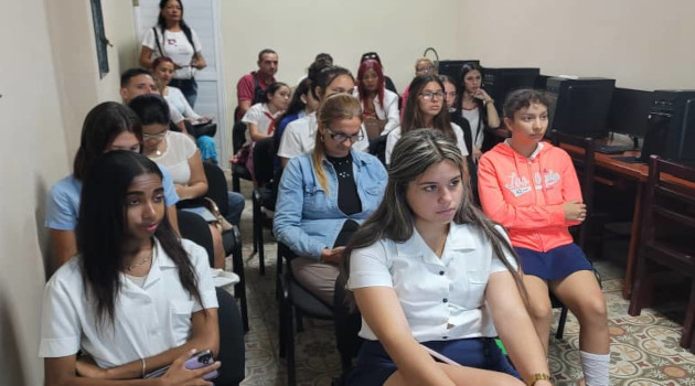 Incentivan en niñas y adolescentes de Cienfuegos estudio de la Informática y las Comunicaciones