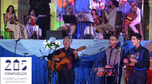 Trio musical Los Bohemios, en la Gala Cultural celebrada en saludo al aniversario 205 de la fundación de la ciudad de Cienfuegos. / Foto: Modesto Gutiérrez Cabo (ACN)