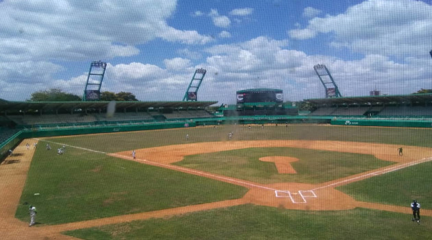Partido entre los equipos de Holguín y Cienfuegos en la Serie Nacional de Béisbol.