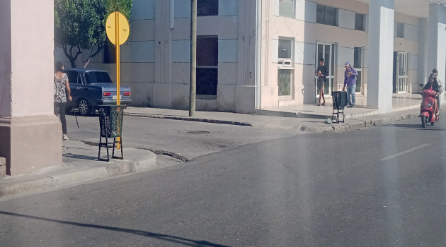 En el Prado cienfueguero quedaron instaladas nuevas papeleras. / Foto: De la autora