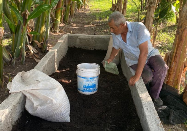 En la finca Punta las Cuevas, Emilio Bermúdez Cuellar apuesta por el empleo de la agroecología con los bioproductos./ Foto: cortesía de la Región Militar Cienfuegos.