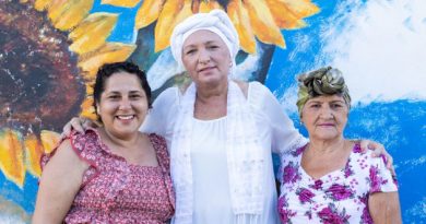 Mujeres del Proyecto Mariposas, sobrevivientes de cáncer de mama en Cienfuegos, durante una sesión fotográfica organizada por la Compañía Cumplesueños y otros emprendimientos. / Foto: Yandy Santana Perdomo