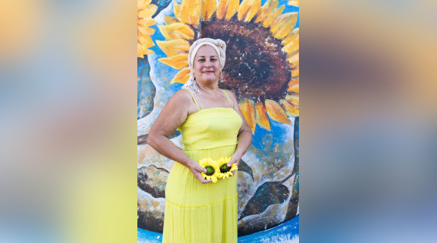 Hortensia Suárez Rodríguez, quien lucha contra el cáncer de mama, fotografiada junto a uno de los murales del Distrito Creativo La Gloria. / Foto: Yandy Santana Perdomo 