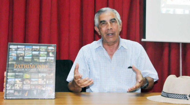 Julio Larramendi tuvo a su cargo la presentación del texto en Cienfuegos. / Foto: Juan Carlos Dorado