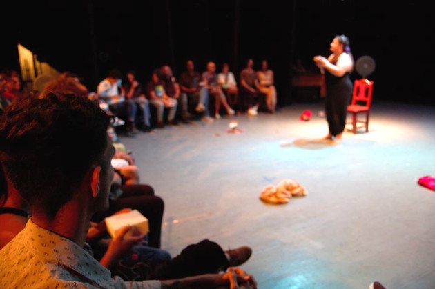 La proximidad e interacción con el público distingue la nueva propuesta de Viento Sur Teatro. / Foto: Lednoy Borrell