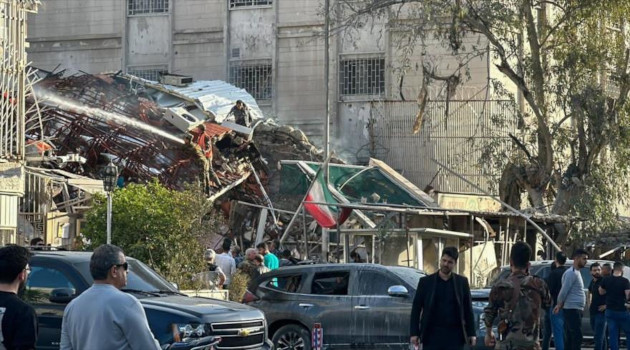 El personal de emergencia y de seguridad se reúne en el lugar de los ataques que afectaron al consulado iraní en Damasco el 1ro de abril de 2024.
