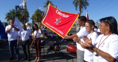 Entrega de la bandera acreditativa de la condición de Vanguardia Nacional a Termoeléctrica de Cienfuegos. / Foto: del autor