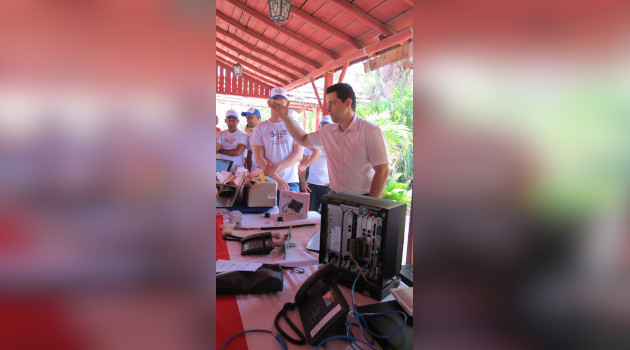 Trabajadores de Etecsa explicando algunos de sus servicios contratados. /Foto: Del autor