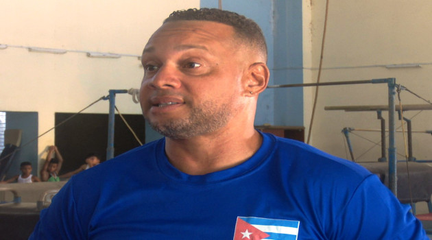 Para Dariel Cabrera, ser árbitro lo convierte en mejor entrenador. / Foto: Carlos Ernesto Chaviano Hernández