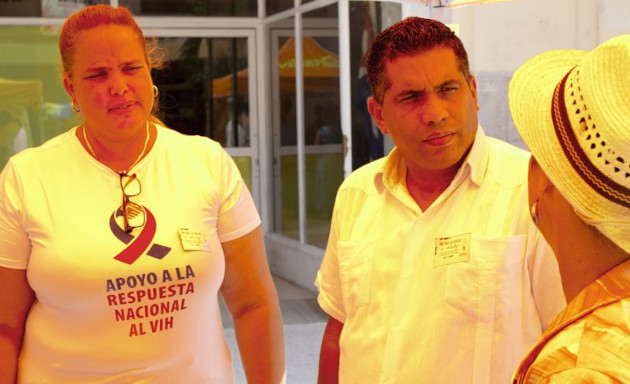 El Dr. Pavel Noa Rodríguez, director general de Salud Pública en la provincia de Cienfuegos junto a la Dra. Ling Denise Santeiro, directora del Centro Provincial de Higiene, Epidemiología y Microbiología participan en Feria Expositiva por el Día Internacional contra la Homofobia y Transfobia. / Foto: Ildefonso Igorra López / 5 de Septiembre
