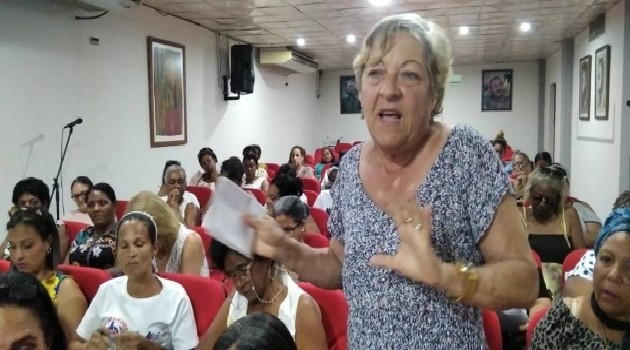 La Dra. Laura López Angulo insistió en el rol de las trabajadoras sociales en la orientación de la mujer y la familia ante problemáticas como la violencia.