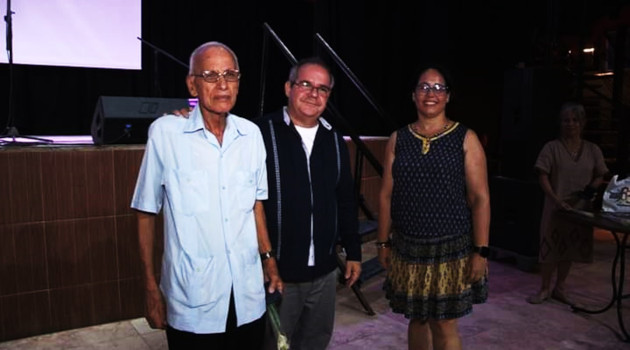 Triana Hernández (centro) y Castellón Vega (derecha) entregan medalla 65 Aniversario del ICAIC a Dámaso González Barbieri, fundador del Cine Club Saúl Yelín (izquierda).