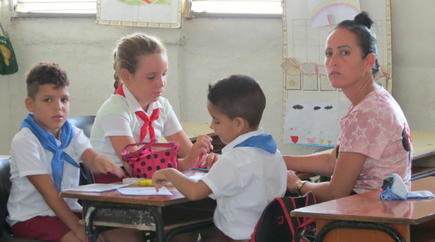 Alumnos y docentes de la Escuela René Fraga conversaron con el vice primer ministro. / Foto: del autor/ 5 de Septiembre
