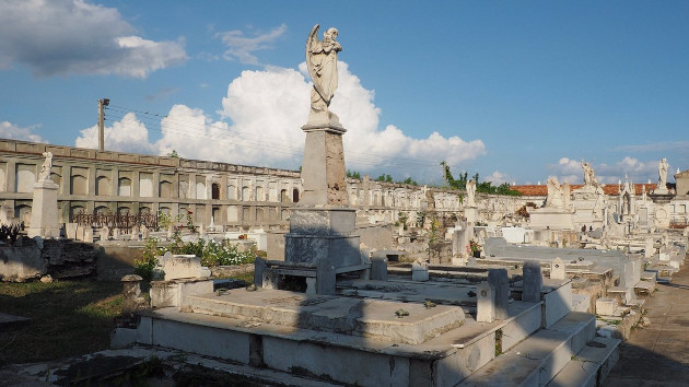 Las estatuas en mármol de Carrara sobre bóvedas y panteones conforman una colección de arte funerario de gran valor en el cementerio de Reina, en Cienfuegos. Al fondo puede observarse la pared interior del patio principal con las tres hileras de nichos. / Foto: Ildefonso Igorra López / 5 de Septiembre