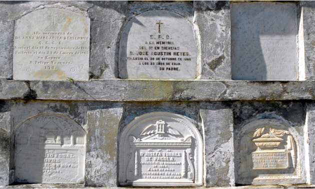 Las lápidas son de tres tipos constructivos, de hierro forjado, de mármol o de pizarra, en las que está escrito en bajo relieve el nombre y datos de la persona allí colocada. Las lápidas más antiguas corresponden a fundadores de la colonia y villa de Cienfuegos.