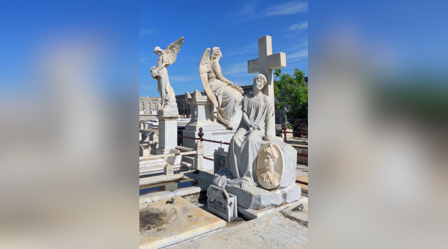 La escultura La Bella Durmientees, quizás, la más emblemática realización del Cementerio de Reina, a pesar de que existan en la necrópolis citada, innumerables obras escultóricas que, por su alto nivel de ejecución, emulen con esta. / Foto: Ildefonso Igorra López / 5 de Septiembre