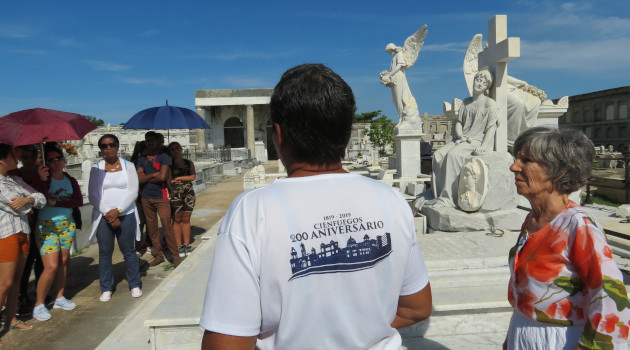 Una de las museólogas del recinto, explicó los detalles de la paulatina restauración del cementerio. / Foto: Del autor / 5 de Septiembre