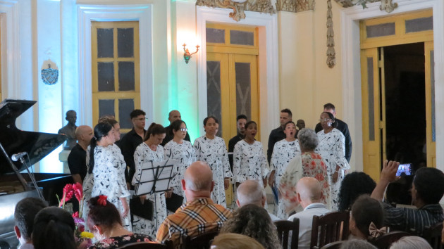 El Coro Provincial de Villa Clara durante la segunda mitad del encuentro.