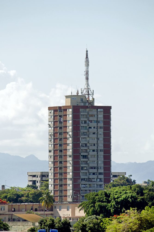 Edificio 18 Plantas en la zona del Hospital Provincial, con la torre de RadioCuba en la azotea. / Foto: Ildefonso Igorra López / 5 de Septiembre