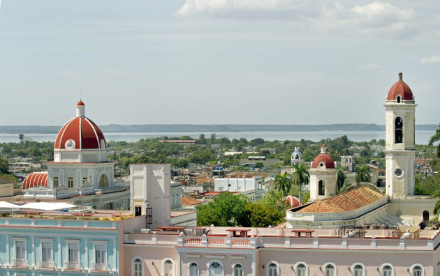 Hotel La Unión, Affiliated by Meliá, y varias de las cúpulas del Centro Histórico Urbano (CHU) en Cienfuegos. / Foto: Ildefonso Igorra López / 5 de Septiembre