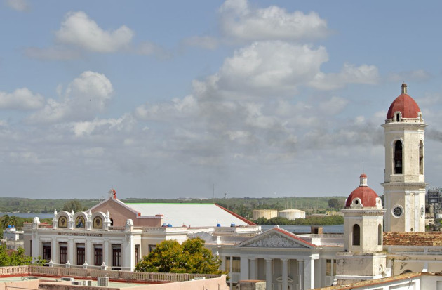 El Teatro Tomás Terry, la Secundaria Básica 5 de Septiembre (antiguo colegio san Lorenzo) y las torres dispares de la Catedral de Nuestra Señora de la Purísima Concepción. / Foto: Ildefonso Igorra López / 5 de Septiembre