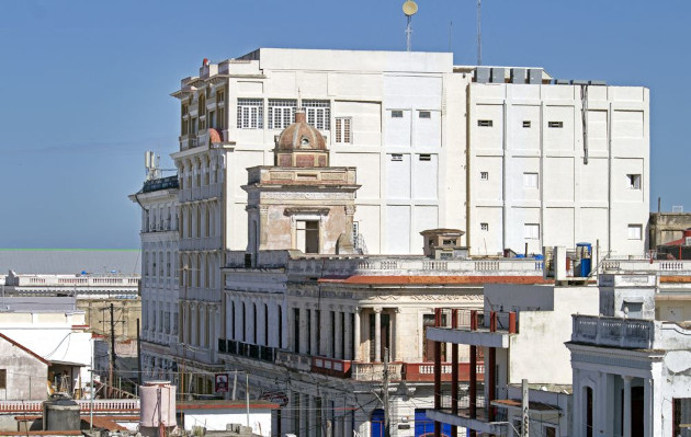 Vista de edificaciones emblemáticas en la avenida 56, entre ellas, el hotel Meliá San Carlos (Premio Nacional de Restauración 2024). / Foto: Ildefonso Igorra López / 5 de Septiembre