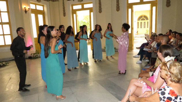 Canticus Novus abrió la escena musical y deleitó al público con temas populares.