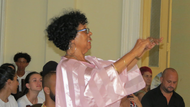 La Mtra. Antonia López en plena faena de dirección coral..