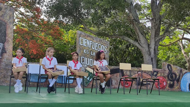 En la propia ceremonia los pioneros ganadores del concurso provincial Amigos de las FAR recibieron el reconocimiento. / Foto: Laura Brunet Portela