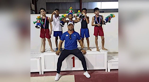 Dariel Cabrera y sus campeones de la gimnasia.