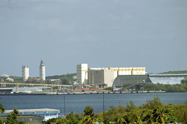Terminal de Embarque de Azúcar a Granel Tricontinental, Puerto Pesquero, Molino de Trigo y torres de la antigua Planta de Fertilizantes Nitrogenados. / Foto: Ildefonso Igorra López / 5 de Septiembre