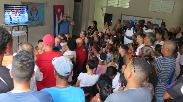 Familiares y amigos del deportista fueron a disfrutar juntos de la pelea. / Foto: Delvis Toledo de la Cruz / 5 de Septiembre