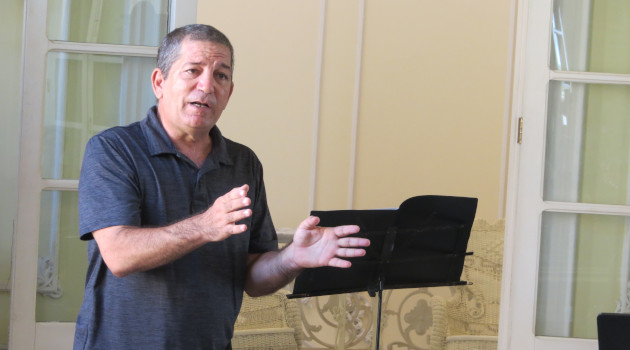 Osmany Santos, durante la presentación de la muestra. /Foto: Delvis Toledo de la Cruz / 5 de Septiembre