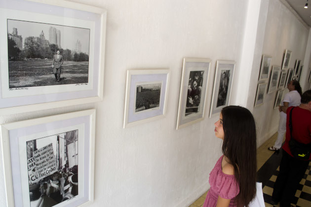 En una dimensión curatorial, la exposición fue consumada desde una positura cronológico-didáctica, favoreciendo la dialogía entre las diferentes épocas de la revolución.