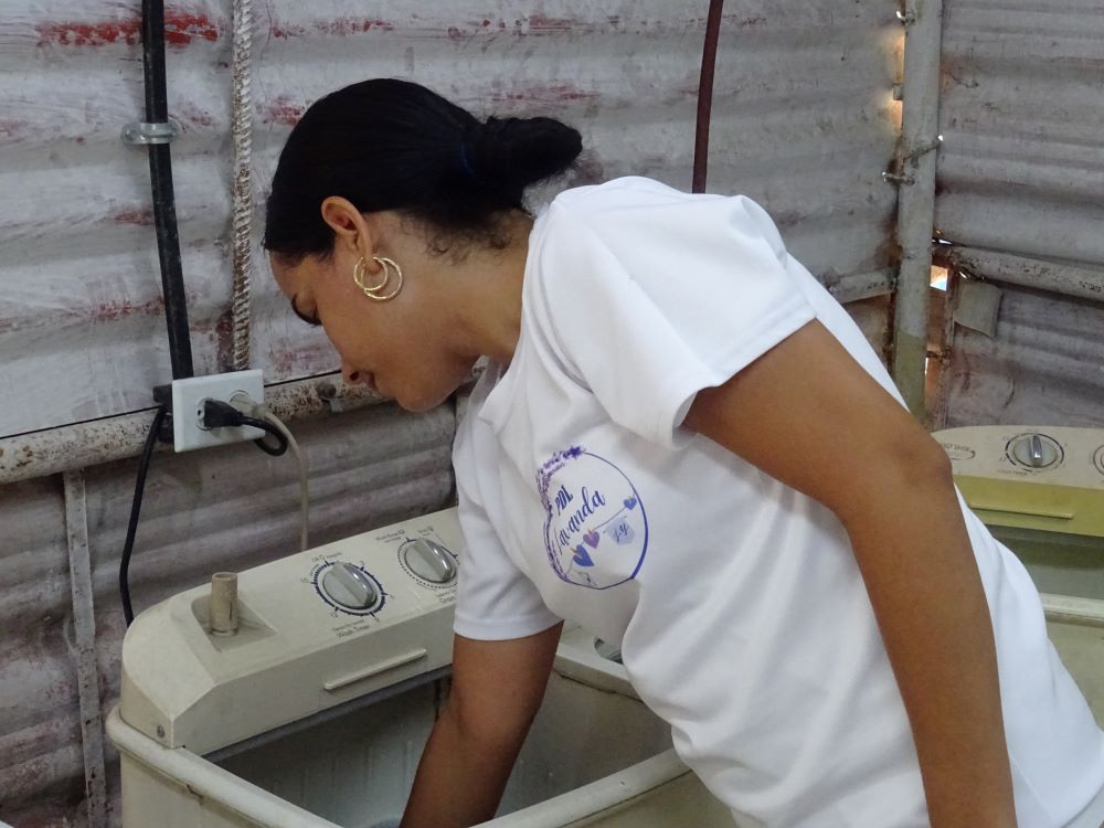2-El negocio cuenta con cinco lavanderas, la mayoría en condición de madres solteras con niños pequeños. / Foto: del autor