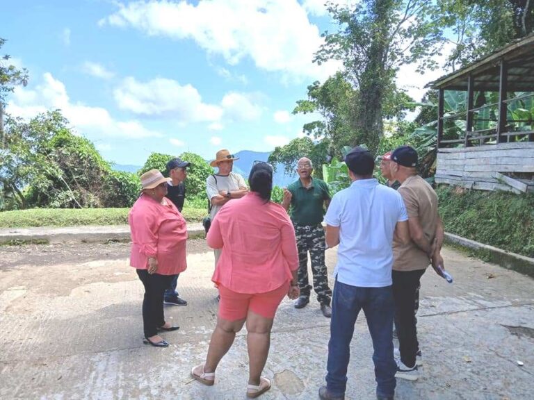 Longino al frente de los organizadores en visita a la Villa Santo Domingo, un sitio para el disfrute del paisaje, la flora y la fauna del macizo montañoso./ Foto: Tomada del Facebook de Nancy Virgen Estrada Milanés.