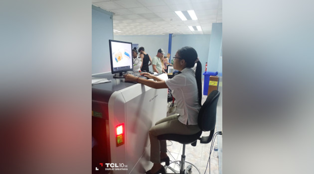 Susana de la Caridad Acea Cabrera examina detenidamente la imagen representada en el monitor.